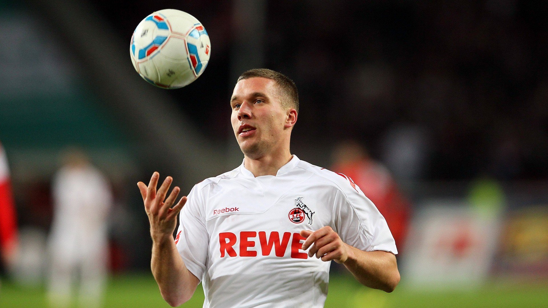 孔帕尼带领球队击败世俱杯冠军，神锋32岁梅开二度，孔帕尼几号球衣